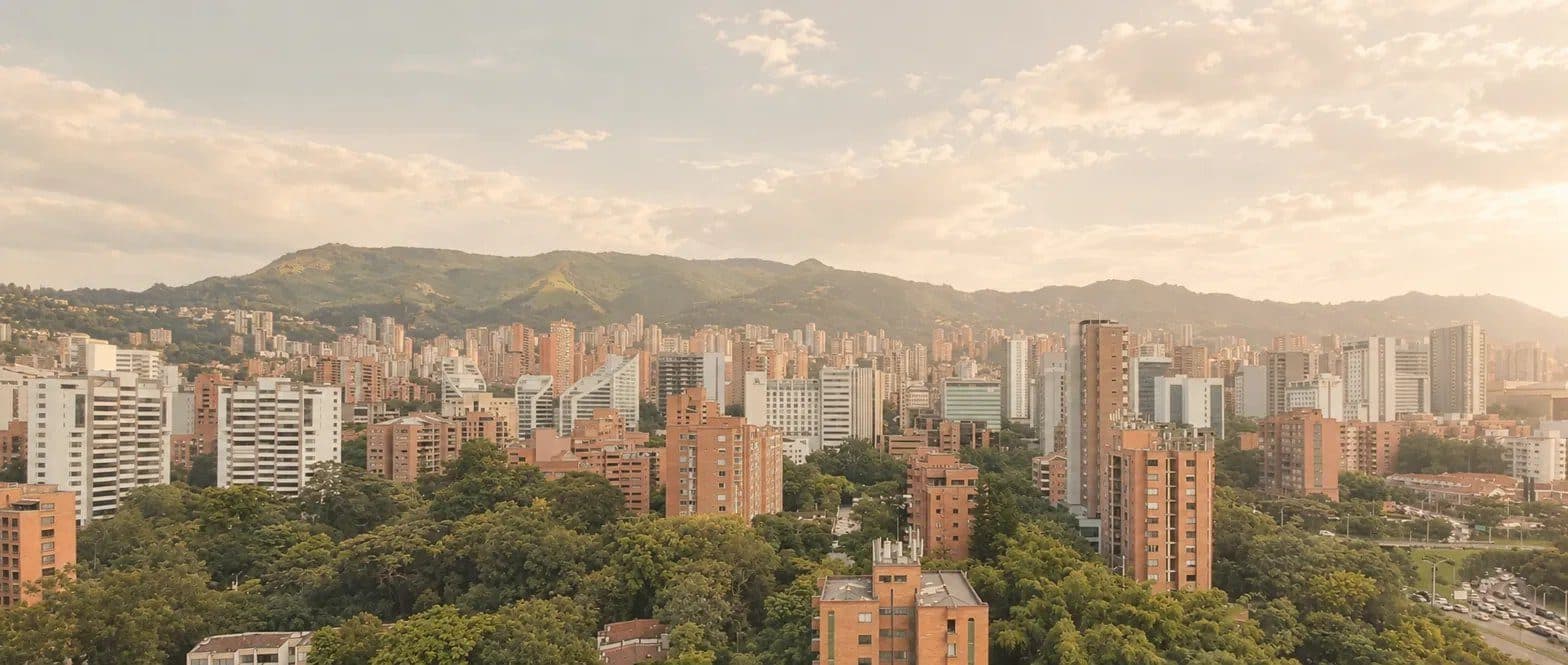 Vista de El Poblado, Medellín, con las montañas al fondo